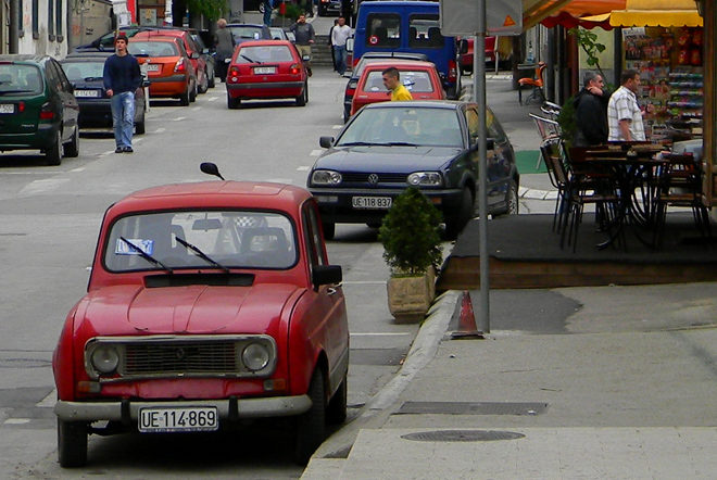 старый автомобиль в Черногории
